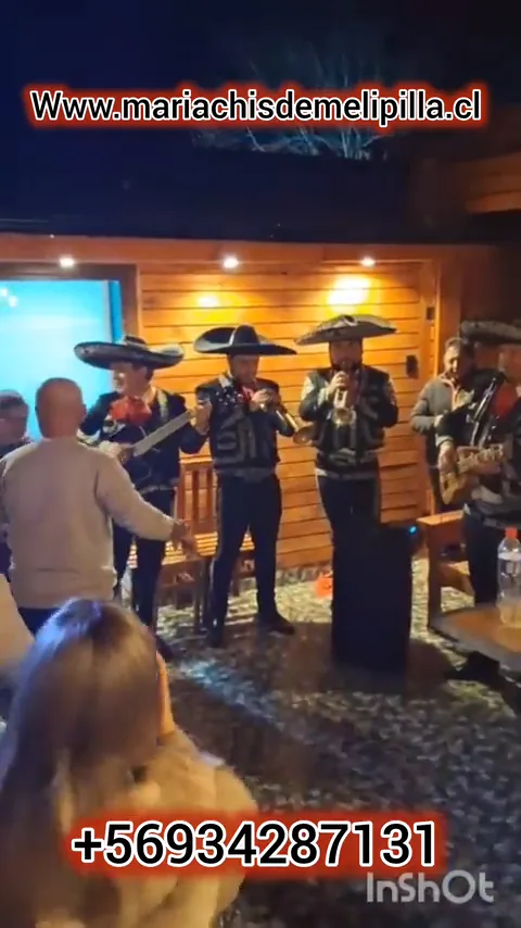 Mariachi completo tocando en vivo en un quincho