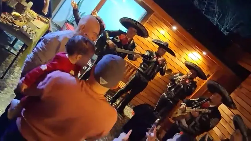 Mariachis de Melipilla cantando para los invitados
