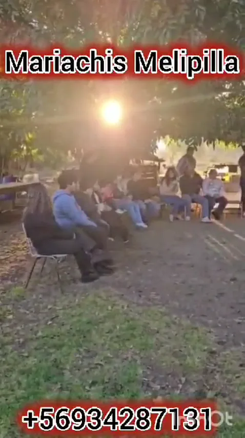 Mariachi tocando en un evento al aire libre