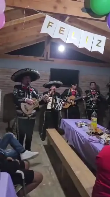 Mariachi cantando rancheras en una serenata