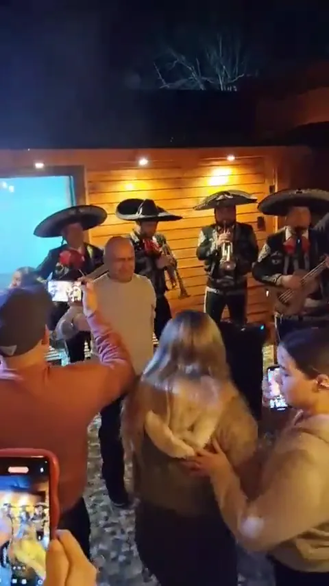 Serenata sorpresa de mariachi en una terraza